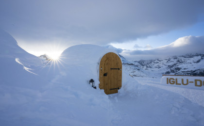 Ein klassisch gebautes Iglu steht ein Bisschen abseits vom Iglu-Dorf