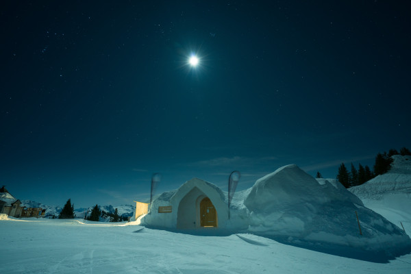 Full moon fondue in the igloo – Gstaad