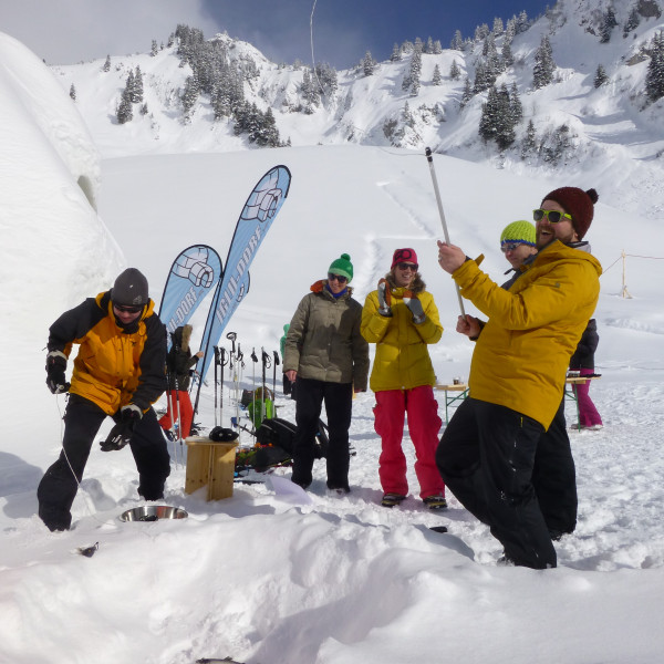 Ein Team misst sich beim Eisfischen im Iglu-Dorf