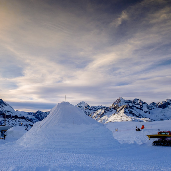 Das grösste Iglu der Welt im Iglu-Dorf Zermatt vor dem Matterhorn