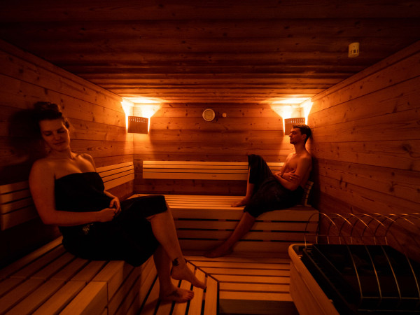 Pärchen geniesst einen Saunagang im Iglu-Dorf Kühtai