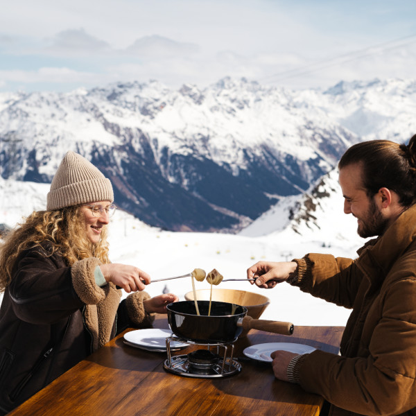 Käsefondue auf der Sonnenterrasse des Iglu-Dorfs