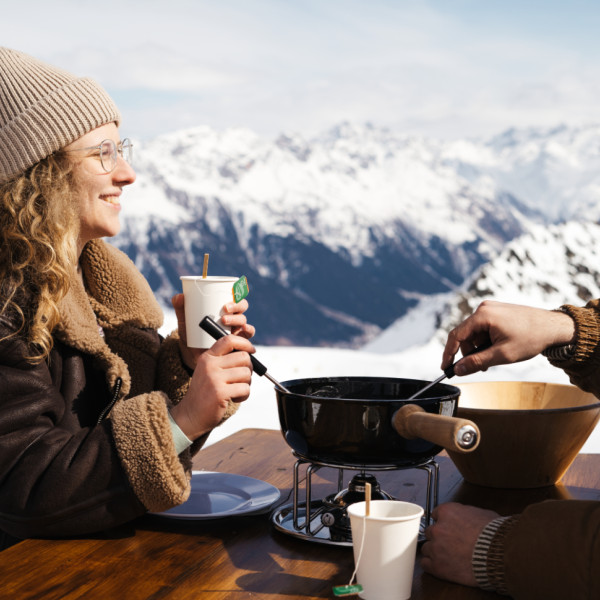 Fondue-Spass auf der Sonnenterrasse im Iglu-Dorf