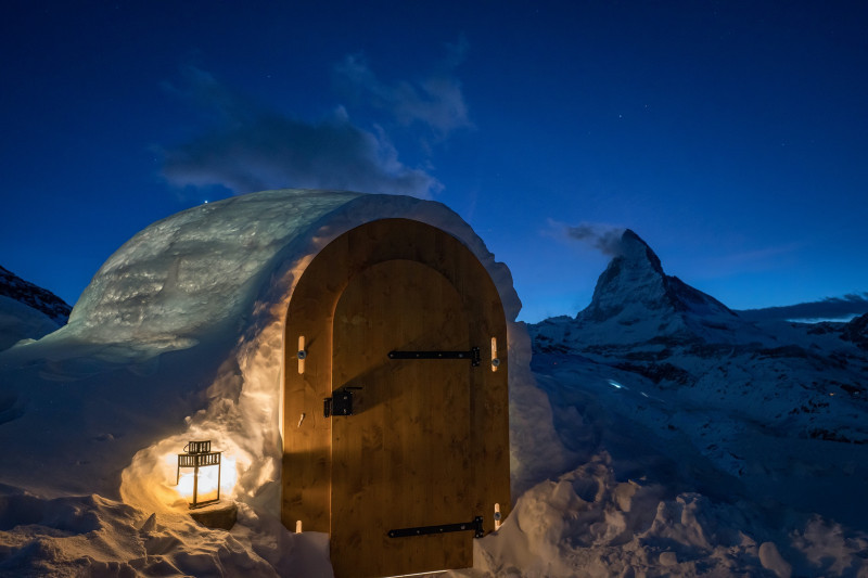 Klassisch gebautes Iglu bei Nacht mit Blick auf das Matterhorn