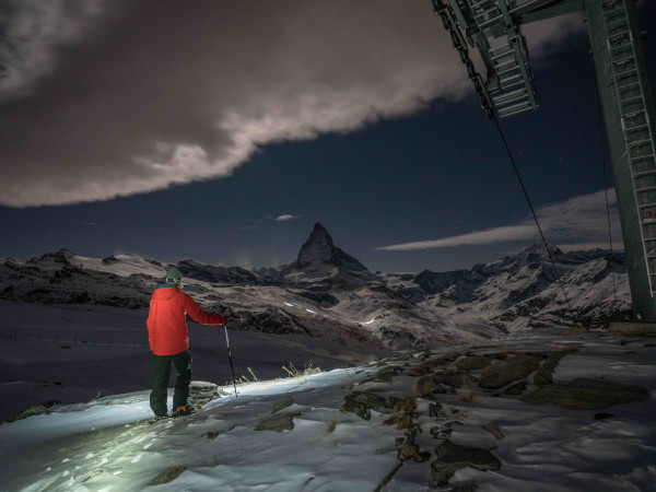 Mann in den Schneeschuhen blickt aufs Matterhorn